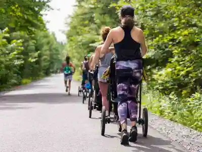 Gruppe von Frauen läuft mit Kinderwagen hintereinander